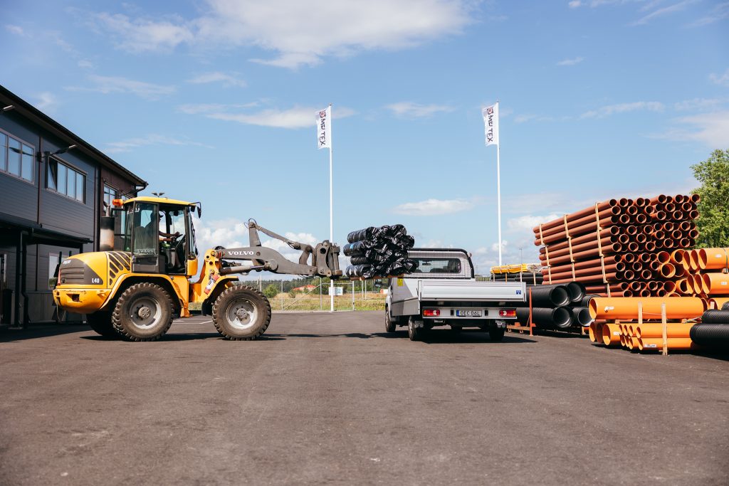 GM_Meltex-16 Loading pipes onto the back of a van